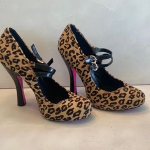 Betsy Johnson calf hair high heels leopard size 8